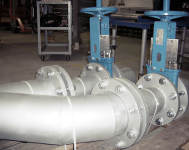 Abrasion resistant pipes for pneumatic conveying